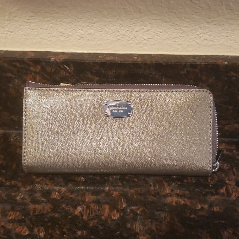 Michael Kors jet set travel wallet